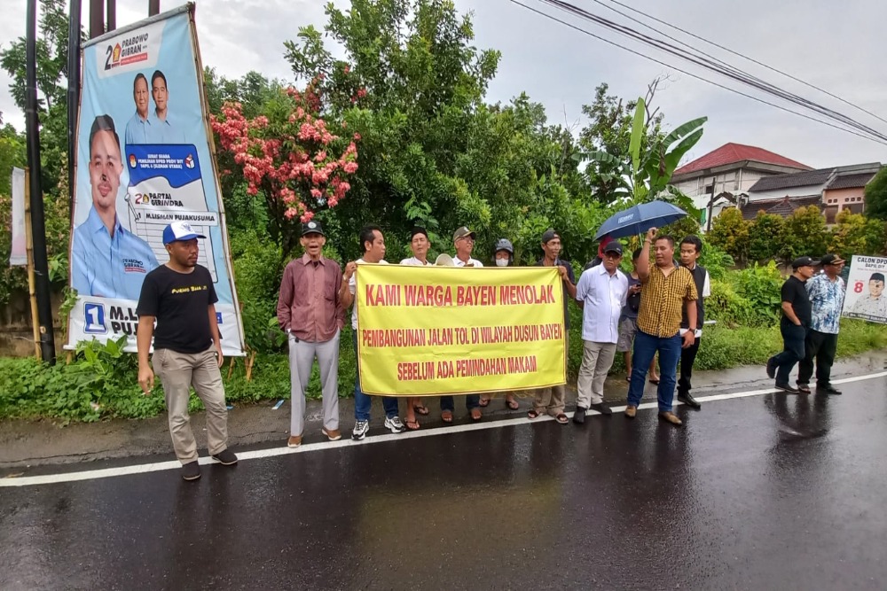 Proyek Tol Jogja-Solo Bergejolak: Warga Bayen Purwomartani Tancapkan Spanduk Penolakan di 2 Makam