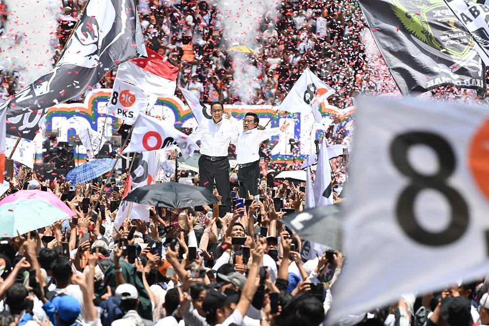 Tutup Kampanye di JIS, Cak Imin Menangis Haru Dipeluk Anies Baswedan