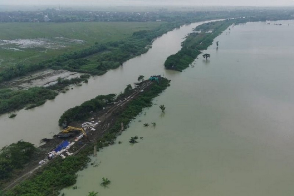 Banjir Tak Kunjung Surut, Tanggul Jebol di Sungai Wulan Demak Mulai Diperbaiki