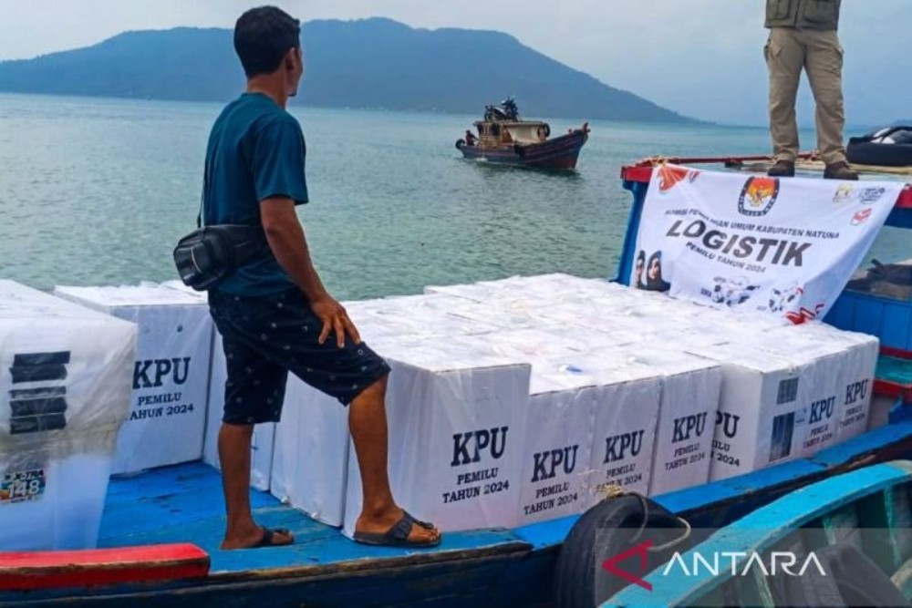 Distribusi Kotak Suara Pemilu 2024 di Pulau Terluar Gunakan Perahu Kayu