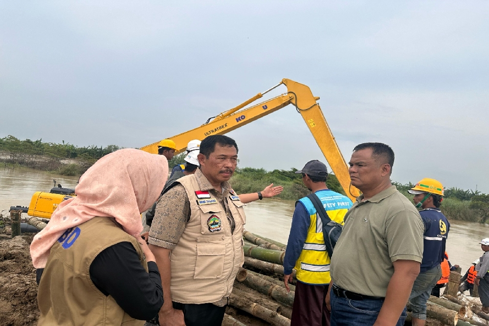 Tinjau Banjir di Demak, Pj Gubernur Jateng Pastikan Penanganan Korban dan Tanggul Jebol