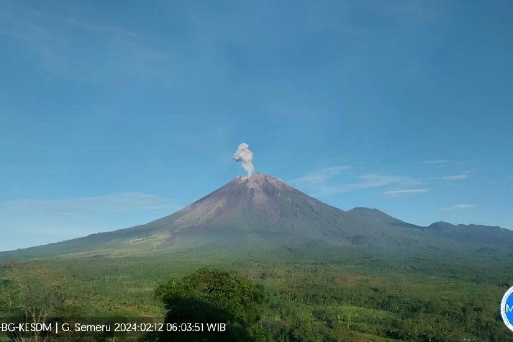 Gunung Semeru Kembali Erupsi Pagi Ini, Lontarkan Abu Vulkanik Setinggi 800 Meter