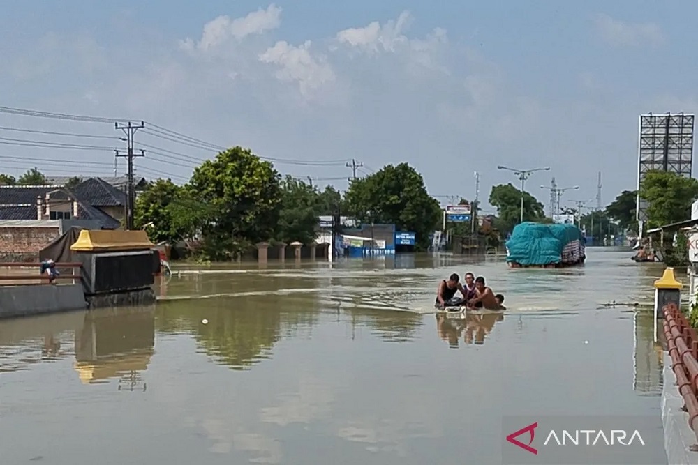Banjir Masih Tinggi, Belasan Kendaraan Terjebak di Jalur Pantura Demak-Kudus
