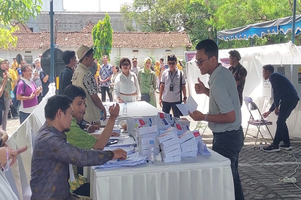 Ribuan Mahasiswa Mencoblos di TPS Khusus UGM, Rektor Pantau Langsung di Lokasi