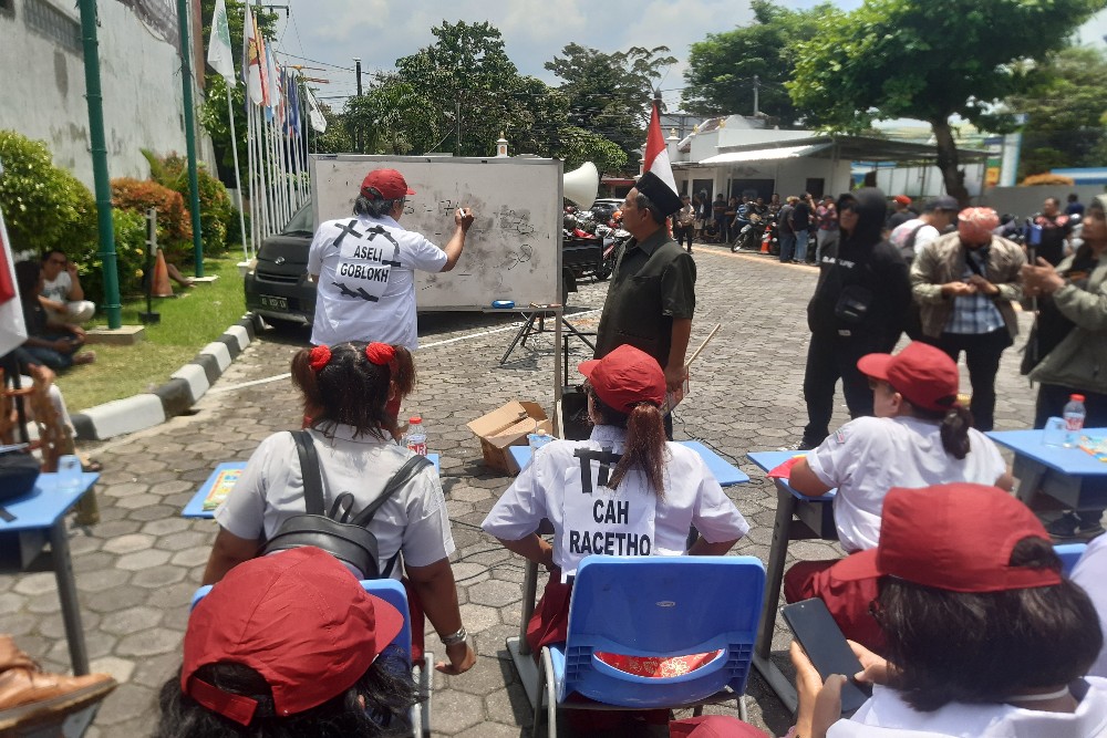Soroti Kecurangan Pemilu, Warga di Jogja Gelar Aksi Belajar Berhitung di KPU DIY