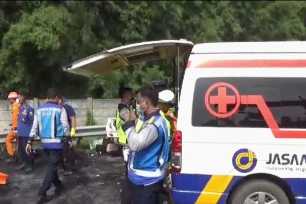 Petugas Bawa 13 Kantong Jenazah dari Lokasi Lokasi Kecelakaan Maut Tol Jakarta-Cikampek