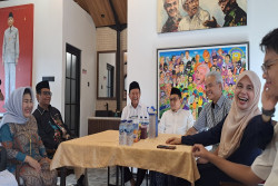 Ganjar Pranowo Gelar Open House, Ratusan Warga Berdatangan