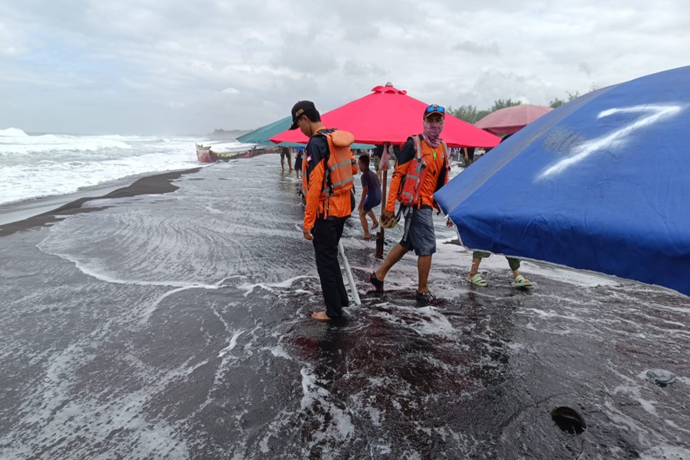 H+1 Lebaran, Wisatawan di Pantai Glagah Lebih Ramai