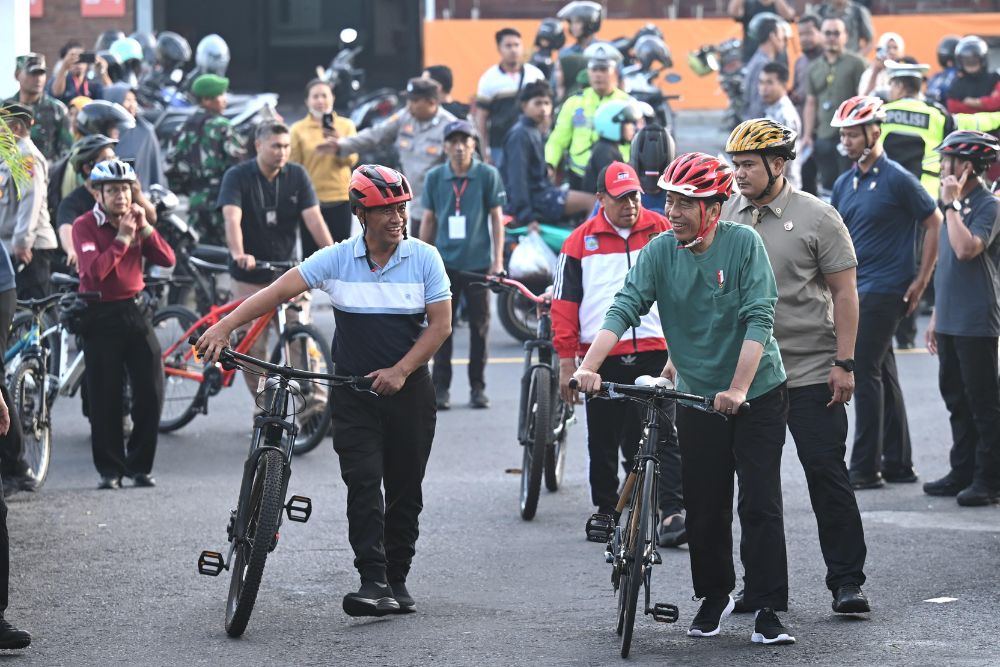 Kunker di Lombok, Presiden Jokowi dan Mentan Amran Sarapan dan Gowes Bareng