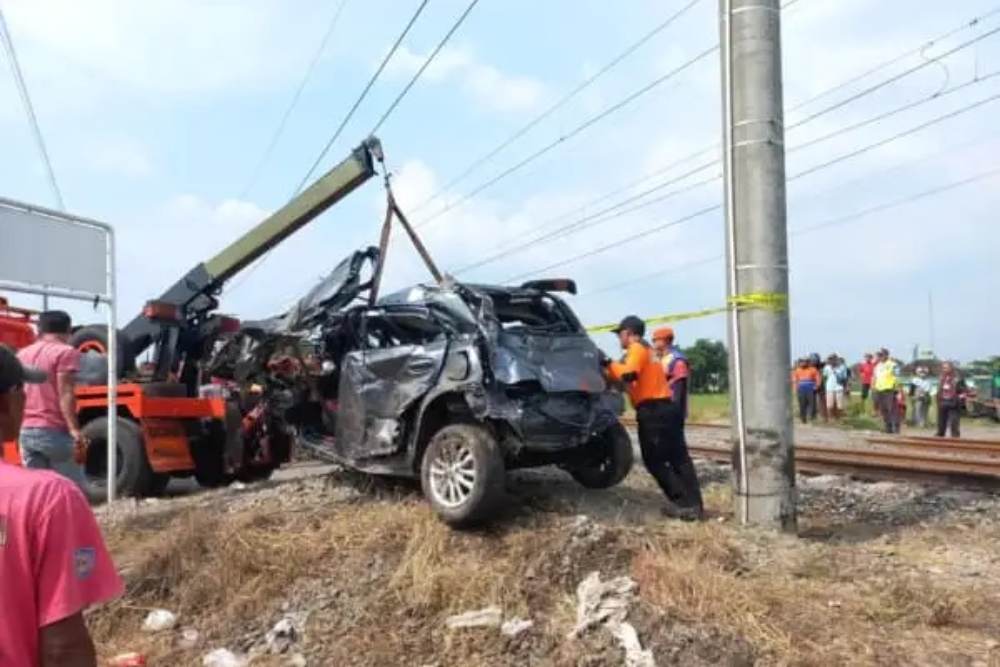 Mobil Ditabrak KA di Pintu Pelintasan Klaten, Begini Kronologi Versi Saksi Mata