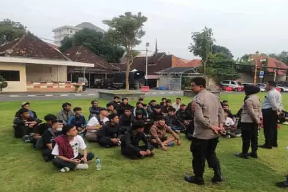 Bawa Miras, Belasan Suporter PSS Sleman Diciduk Polisi di Stadion Manahan Solo