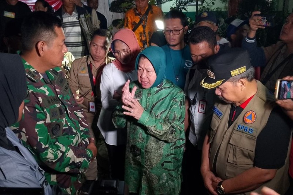 Mensos Risma Minta Warga Dekat Sungai Jalur Banjir Lahar Hujan Marapi Segera Diungsikan