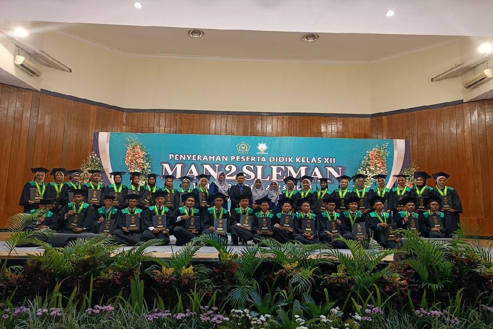 Penyerahan Siswa Kelas XII MAN 2 Sleman Berlangsung Khidmat dan Meriah