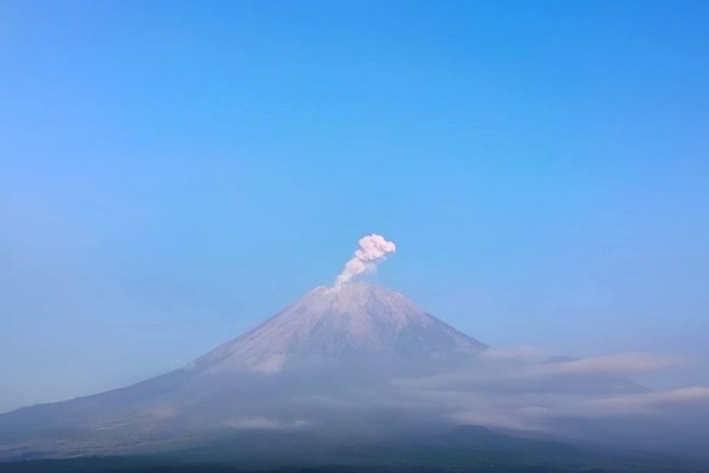 Gunung Semeru Alami 6 Kali Letusan Pagi Ini