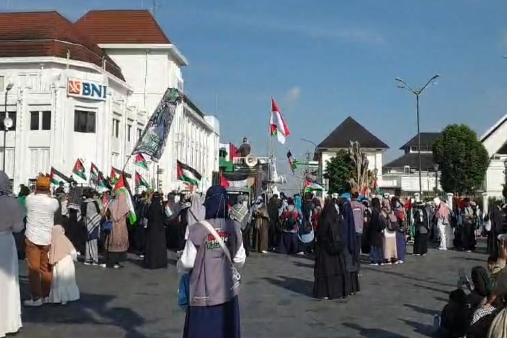 Massa Gelar Aksi Dukungan untuk Palestina di Titik Nol Kilometer Jogja