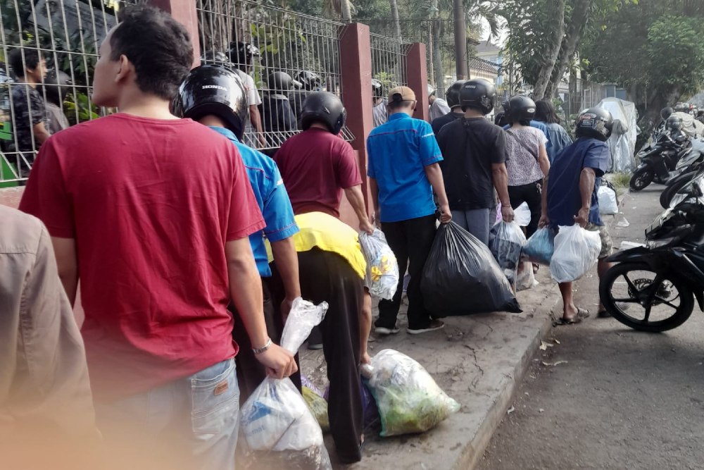 Penyebab Antrean Panjang Buang Sampah di Depo Mandala Krida Jogja, Warga Rela Lewati Pagar Sempit