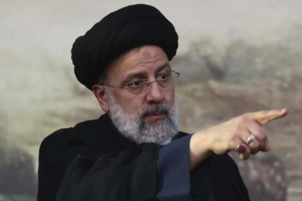 Ribuan Pelayat Antar Presiden Iran Ebrahim Raisi ke Peristirahatan Terakhir