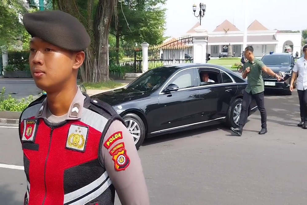 Liburan di Jogja, Warga Berkerumun Menanti Jokowi di Depan Istana Gedung Agung