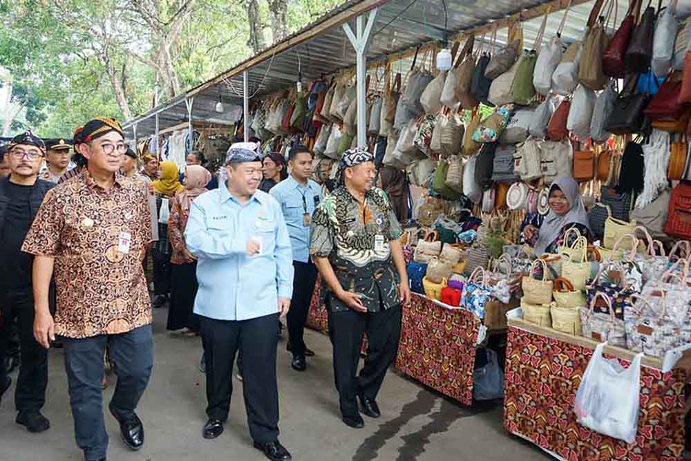 Pedagang Borobudur Mulai Tempati Sentra Kerajinan Batik dan Oleh-Oleh Sementara