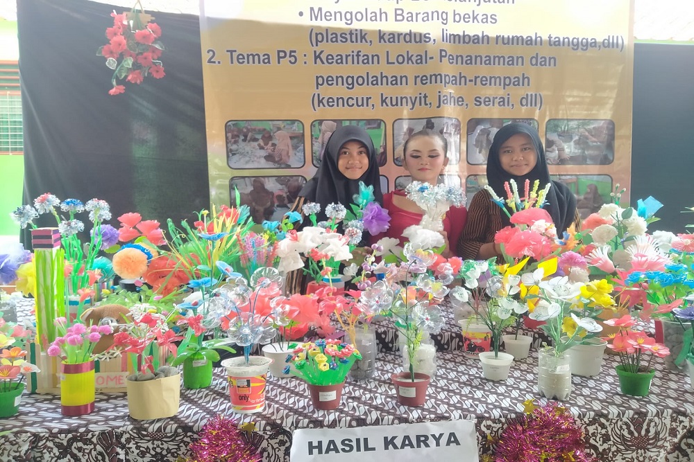 Kreatif, Siswa SD Priyan Bantul Bikin Ratusan Kerajinan dari Sampah