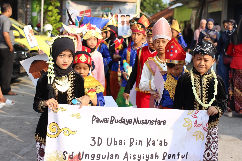 Ratusan Siswa dan Guru SDUA Bantul Gelar Pawai Budaya Nusantara