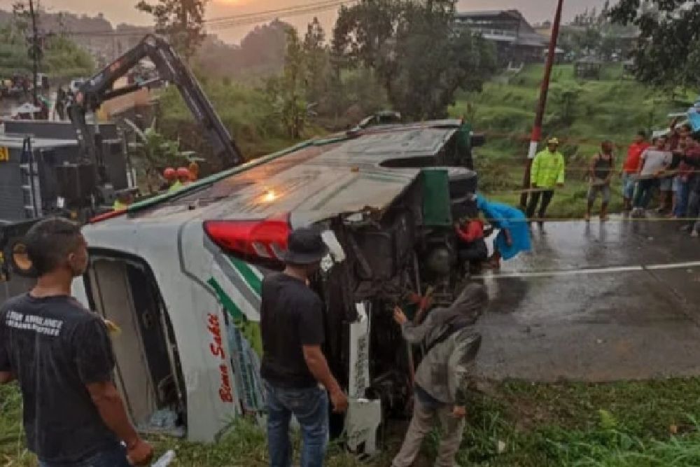 Bus Rombongan Wisatawan Asal Purwomartani Kalasan Sleman Alami Kecelakaan di Karanganyar