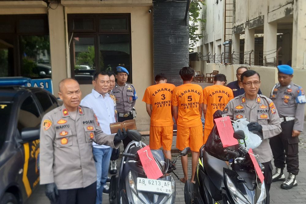 Tiga Pemuda Diringkus Polisi Usai Merampas Motor Tukang Sapu Saat Mabuk