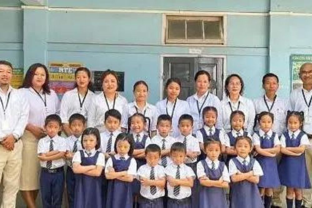 Sebuah Sekolah di India Viral karena Terima Delapan Pasang Siswa Kembar