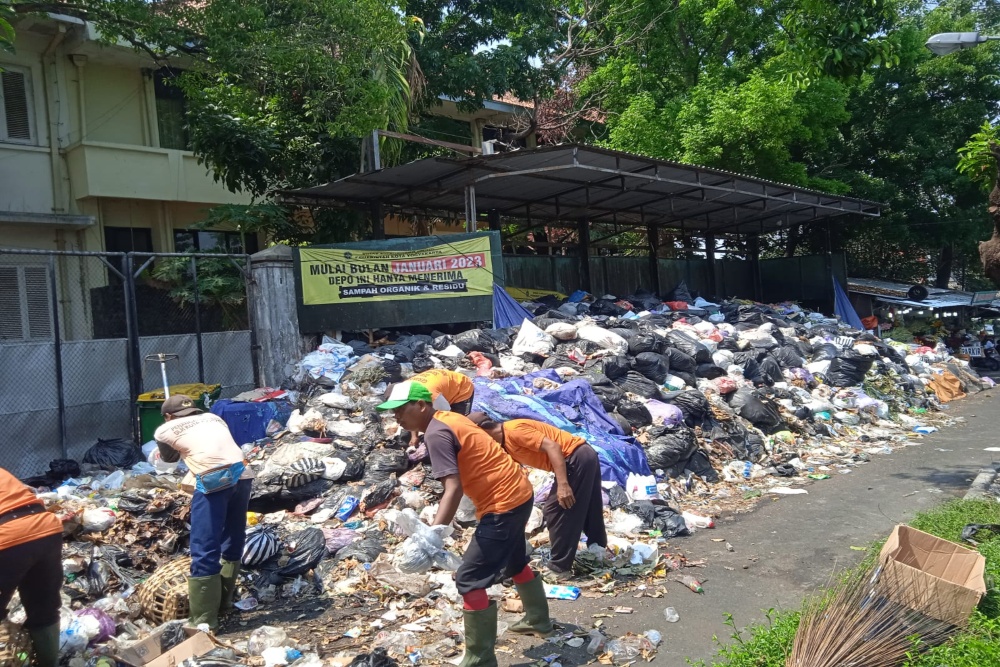 Tumpukan Sampah di Depo dan Jalan, Imbas Belum Optimalnya TPS 3R