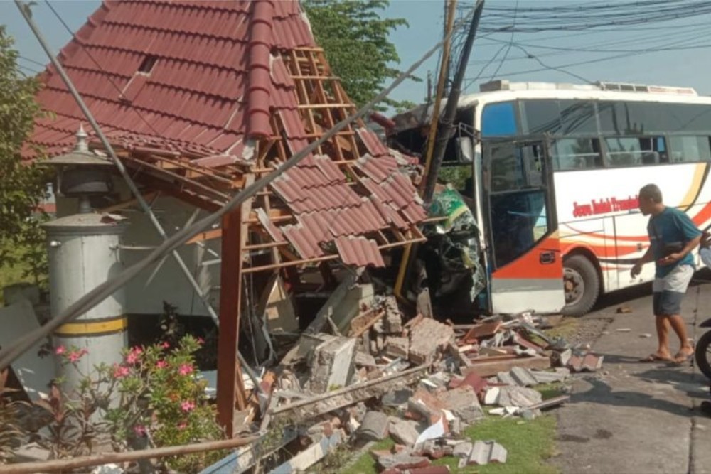 Bus Tabrak Perlintasan KA, Daop 9 Pastikan Tak Ganggu Perjalanan Kereta