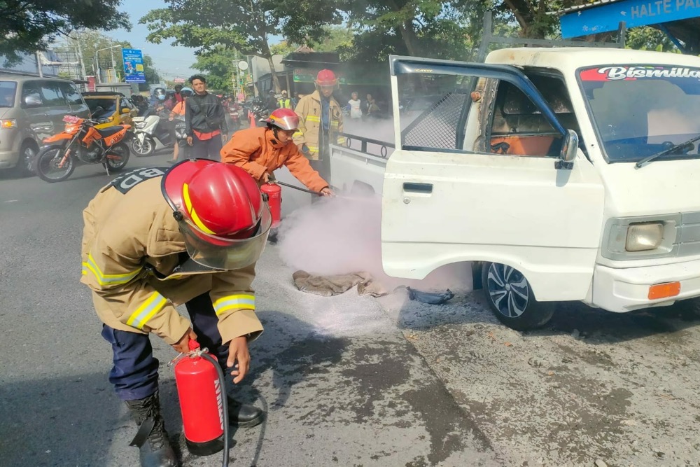 Diduga Korsleting, Satu Unit Mobil Pikap Terbakar di Palbapang Bantul