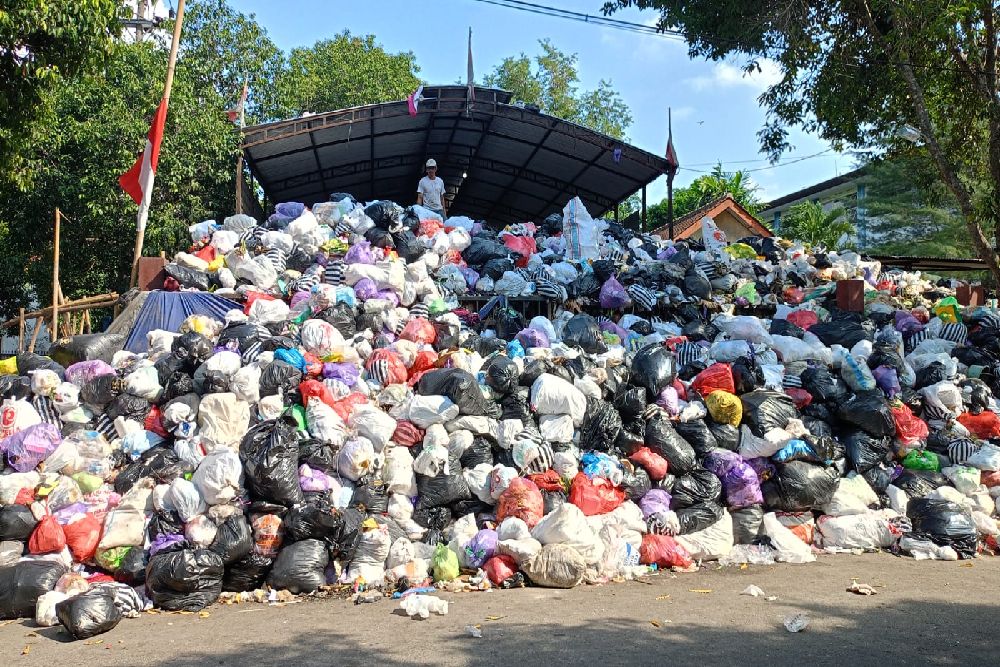 Ngeri! Tumpukan Sampah Jogja Kembali Membludak, PKL di Sekitar Depo Mandala Krida Menangis