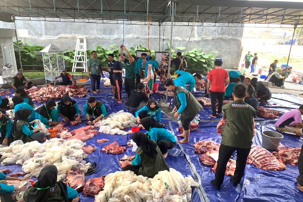 UNISA Bagikan 2000 Paket Daging Kurban dengan Sistem Drive Thru dan Tanpa Plastik