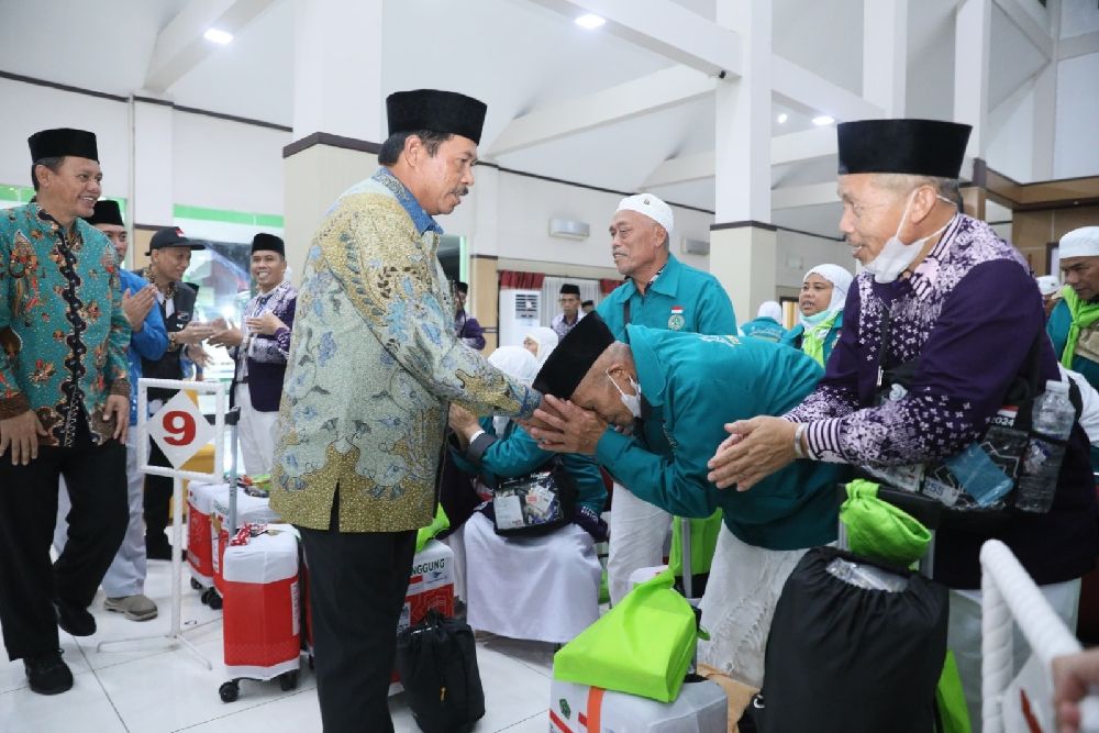 Pj Gubernur Jateng Sambut Kedatangan Jemaah Haji Kloter I Embarkasi Solo