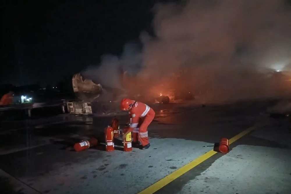 Truk Pengangkut BBM yang Terbakar Hebat di Tol Solo-Ngawi Berhasil Dipadamkan