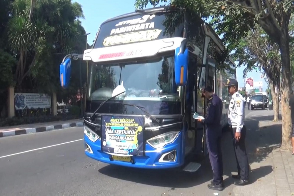 Bus Wisata Tanpa Surat Izin di Pasar Pasty Jogja Kena Tilang