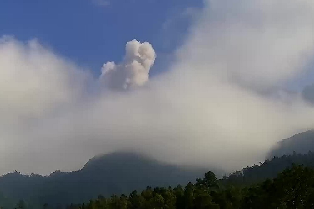 Gunung Merapi Keluarkan Awan Panas dengan Jarak Luncur hingga 1,3 Kilometer