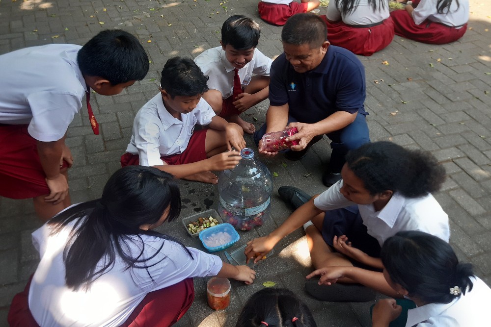 SMP Stella Duce 2 Jogja Produksi Ecoenzim dari Sampah Organik