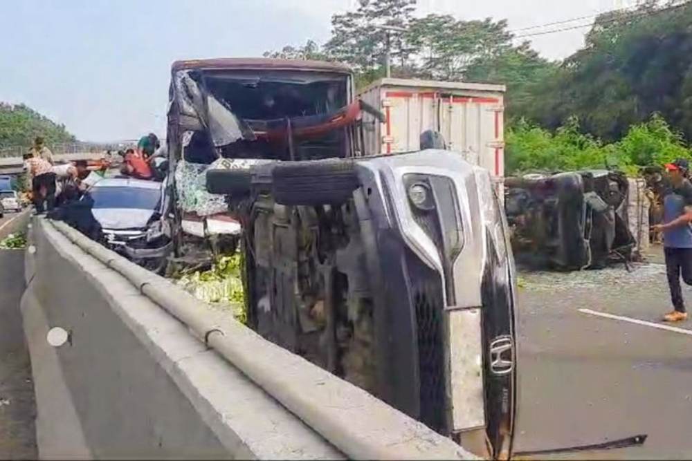 Tabrakan Karambol Terjadi di Tol Cipularang, 10 Kendaraan Saling Bertumbukan