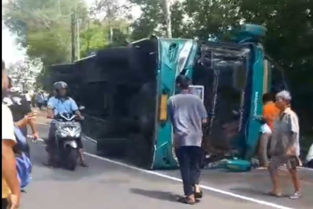 Lagi, Tidak Kuat Menanjak, Sebuah Truk Mengalami Kecelakaan Tunggal di Dlingo