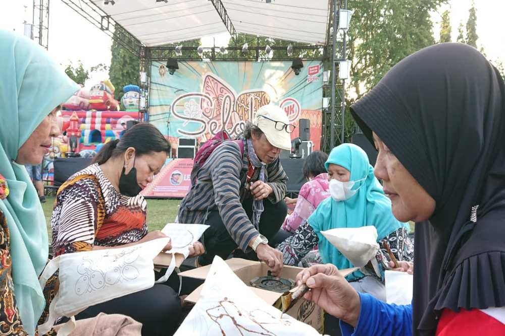 Puluhan Emak-Emak Membatik Bersama pada Gelaran Seloka 2024