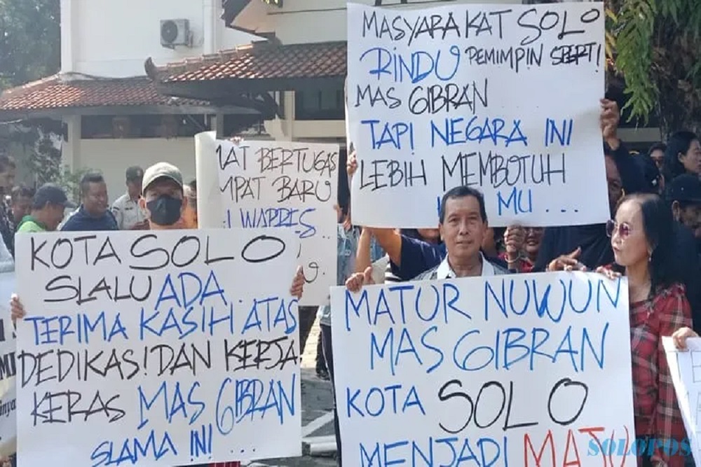 Ratusan Warga Padati DPRD Solo, Serukan Terimakasih Gibran