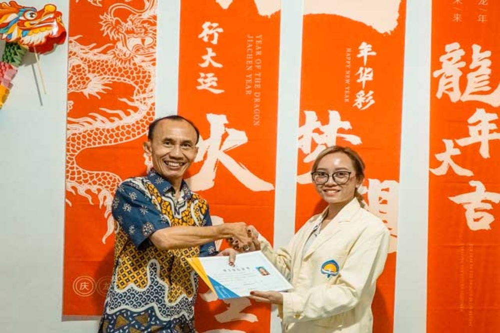 Dua Mahasiswa Informatika UAJY Rain Sertifikat Double Degree dari China