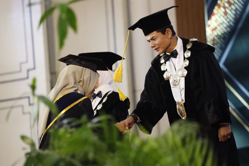 Selamat! Nahdiyah, Anak Petani Penerima KIP Menjadi Wisudawan Terbaik UPN Veteran Yogyakarta