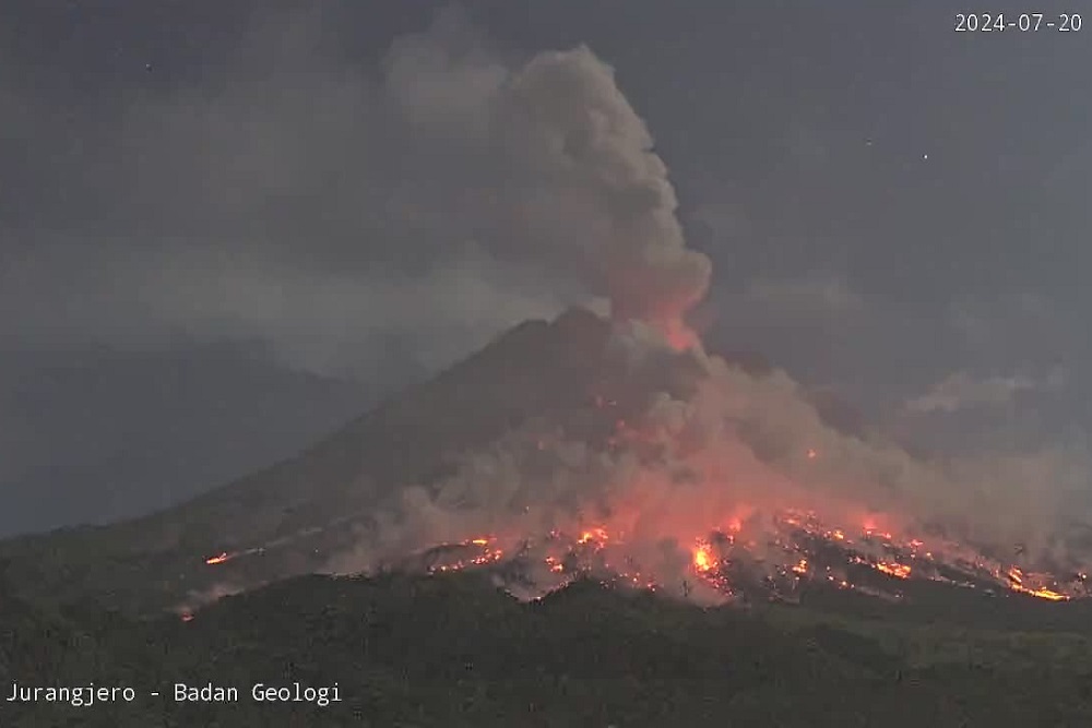 Gunung Merapi Luncurkan Awan Panas dan Lava Pijar