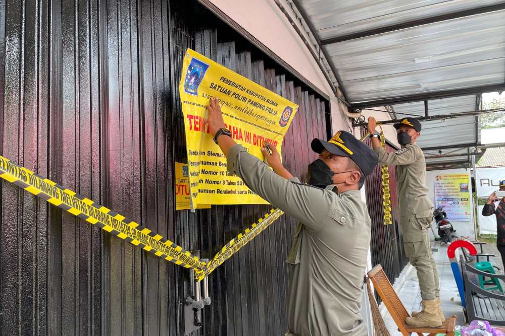 Ilegal, Tujuh Toko Miras di Depok Disegel Satpol PP