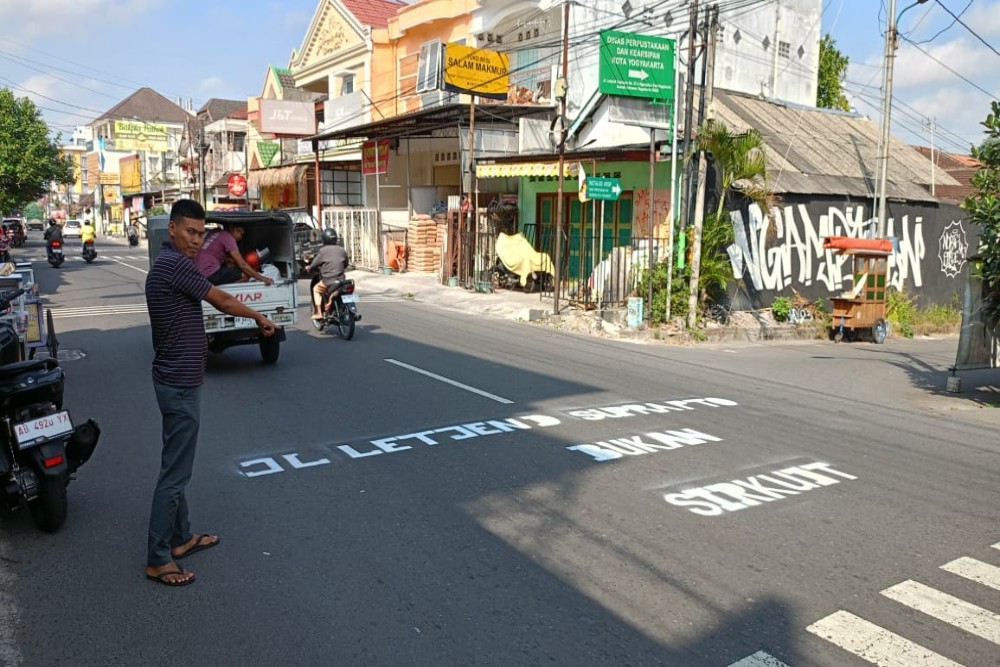 Pengendara Sering Ngebut, Jalan Letjend Suprapto Jogja Ditulisi 'Bukan Sirkuit'
