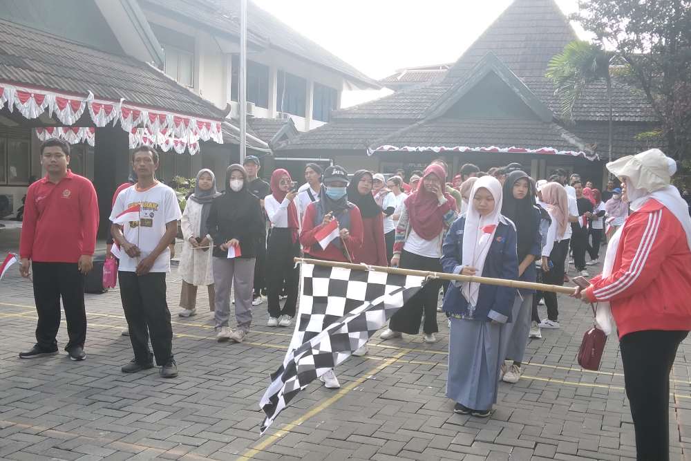 Jelang Peringatan Hut Kemerdekaan Ri Diskominfo Diy Bagikan Bendera Ke Warga Jogja