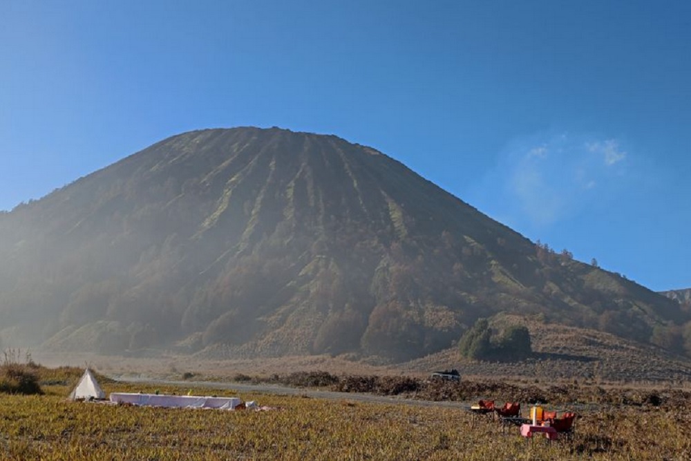 Menikmati Matahari Terbit dan Pemandangan Alam Cantik di Bromo