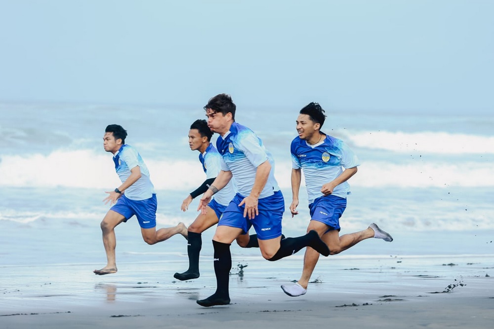 Skuad PSIM Jogja Latihan Fisik Lanjutan di Pantai Parangkusumo Bantul